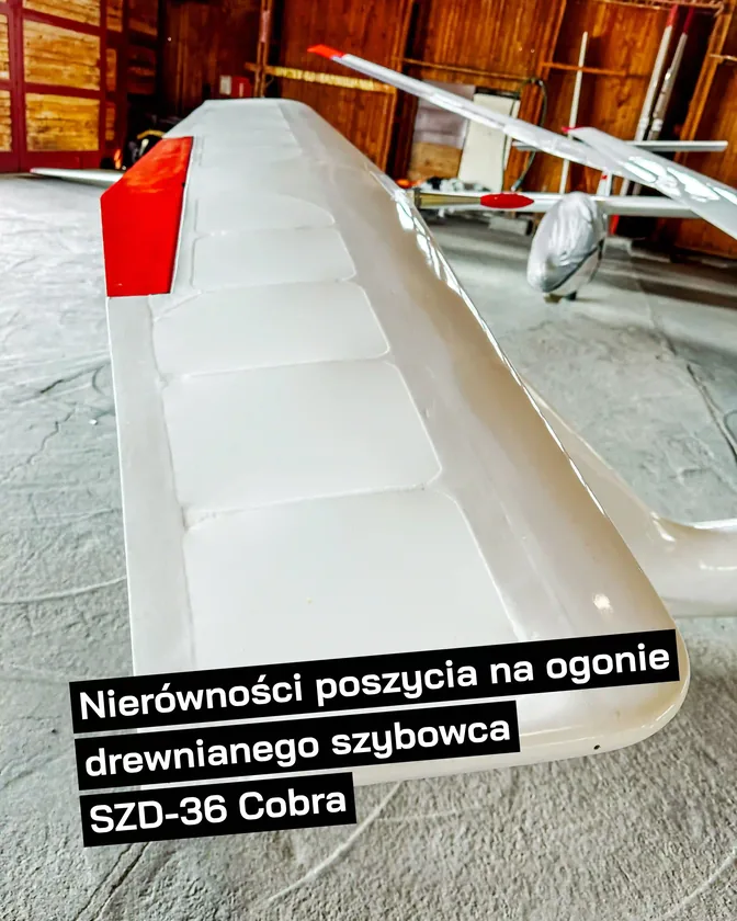 Nierówności poszycia na ogonie drewnianego szybowca SZD-36 Cobra