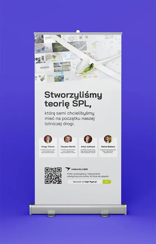 Roll-up High-Flyer z hasłem Stworzyliśmy teorię SPL, sylwetkami instruktorów i kodem QR
